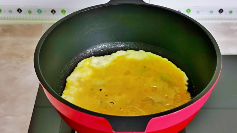 西红柿鸡蛋拌面,起油锅，倒入蛋液。