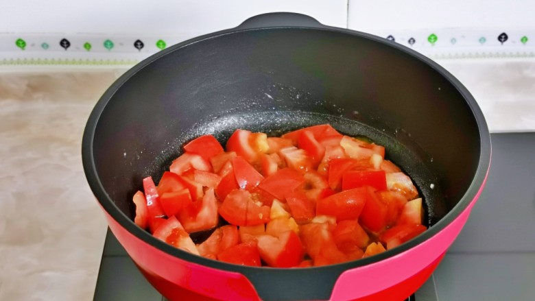 西红柿鸡蛋拌面,另起油锅，倒入番茄块小火翻炒。