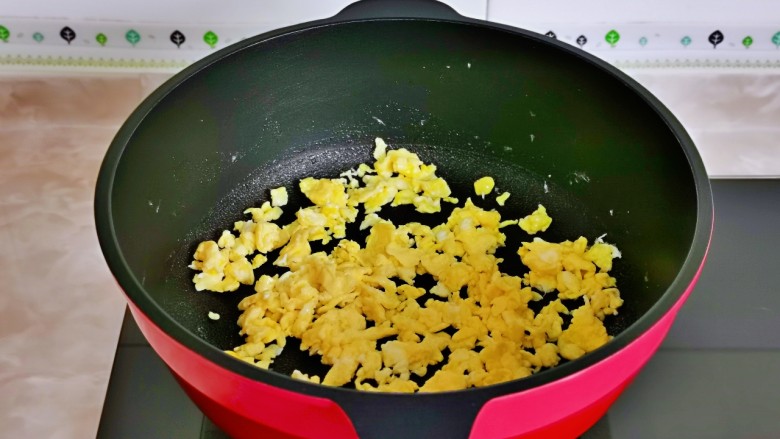 西红柿鸡蛋拌面,一边用筷子搅拌成絮状。