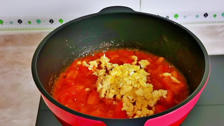 西红柿鸡蛋拌面,加入煎好的鸡蛋。