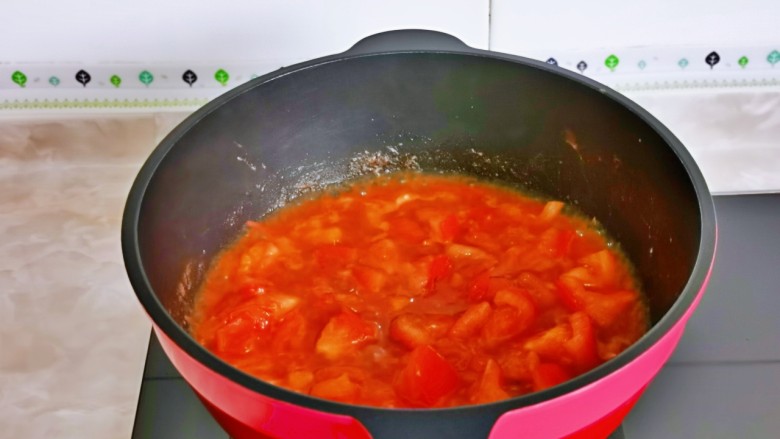 西红柿鸡蛋拌面,加入半小碗纯净水翻炒1分钟。