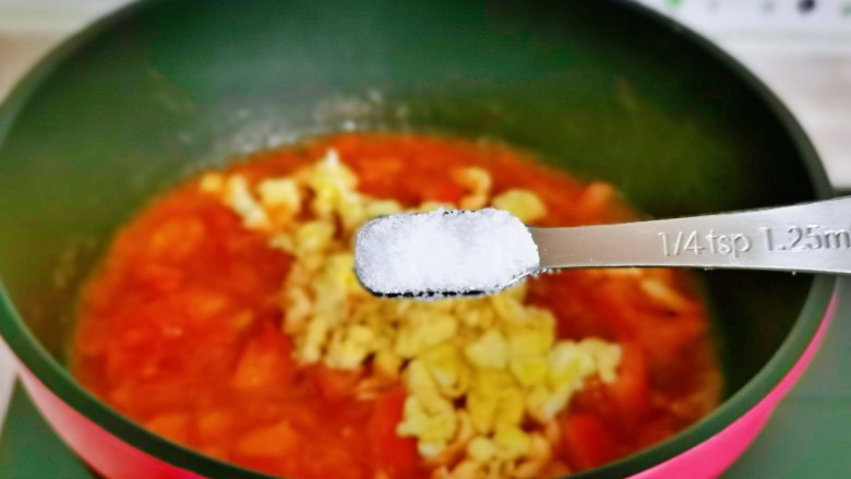 西红柿鸡蛋拌面,按个人口味加入盐。