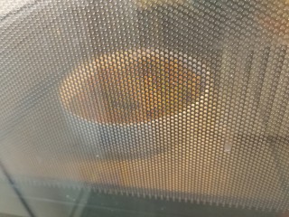 蛋黄南瓜,放入微波炉加热1分钟