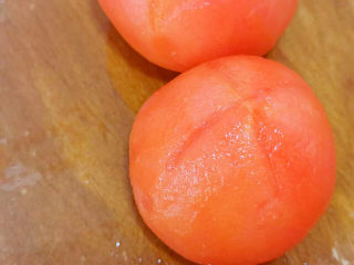 西红柿面疙瘩,最好剥干净，免得吃到皮，不舒服