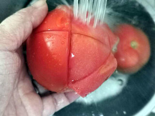 西红柿面疙瘩,捞出冲凉，就轻松剥去外皮