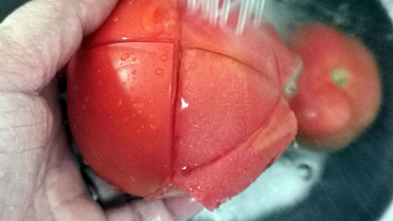 西红柿面疙瘩,捞出冲凉，就轻松剥去外皮
