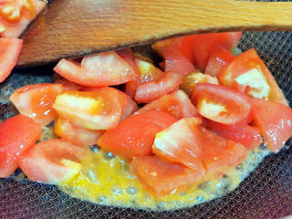 西红柿面疙瘩,锅中下油，炒软西红柿