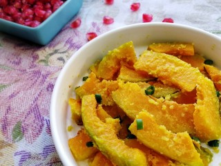 蛋黄南瓜,外层淡淡的咸、浓浓的香，里面软糯、清甜。
