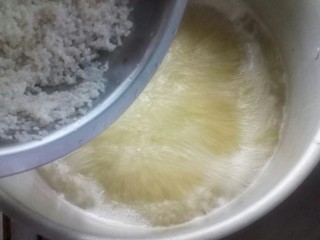 鸡蛋小米粥,水开后，放入洗净的粥米。