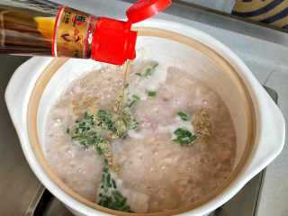 干贝海鲜粥,淋入芝麻油，可以有效去腥增香，关火焖十分钟，我用的砂锅，关火后热度会持续一段时间，粥也可以继续滚煮