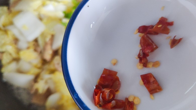 白菜炒肉片,喜欢吃辣的还可以添加一小只红辣椒