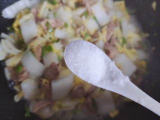 白菜炒肉片,加一小勺细盐