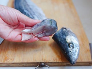 炸鱼块,去掉鱼头，将鱼切成厚约2cm的厚片