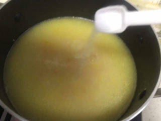 鸡蛋小米粥,加入适量的盐转小火煮至粥粘稠
