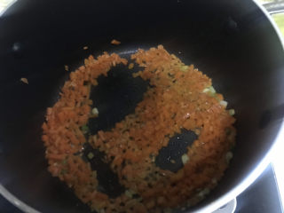 鸡蛋小米粥,下入胡萝卜丁翻炒出香味