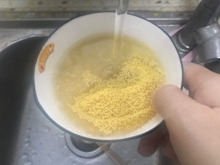 鸡蛋小米粥,小米淘洗干净