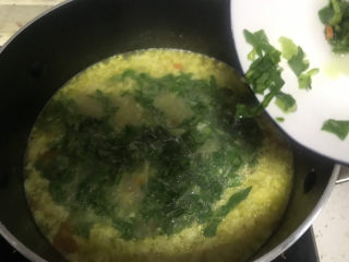 鸡蛋小米粥,下入青菜