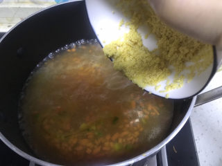 鸡蛋小米粥,水开下入小米继续煮开