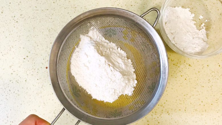 培根鸡蛋饼,面粉过筛，加入鸡蛋液中