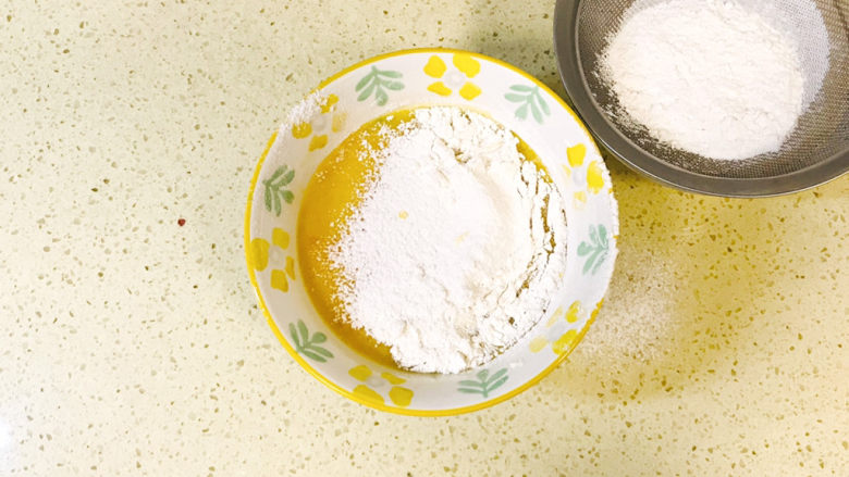 培根鸡蛋饼,过筛后的面粉，细腻，不结块