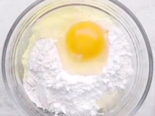 炸鱼块,在打入一个鸡蛋备用，放一个鸡蛋炸出来的鱼块更鲜美，虽然鸡蛋比较腥，但是它是面粉和淀粉的好搭档