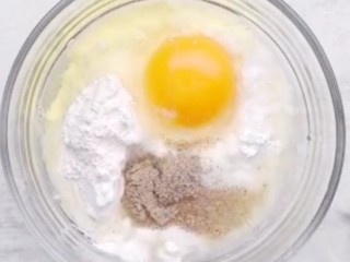 炸鱼块,在放1勺的椒盐备用，椒盐跟食盐差不多但是椒盐的味道比较好，可以有效的调味还能去除鸡蛋的腥味