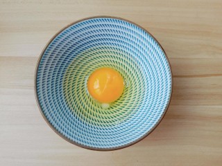 炸鱼块,鸡蛋一个嗑入碗里。
