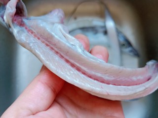 炸鱼块,带鱼内脏要清洗干净，特别是那层黑膜。