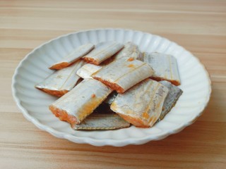 炸鱼块,加花椒水与生姜片腌制半小时。