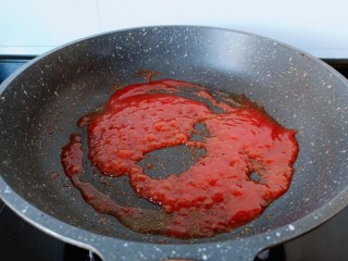 炸鱼块,锅里放少许油，放番茄酱炒一下。