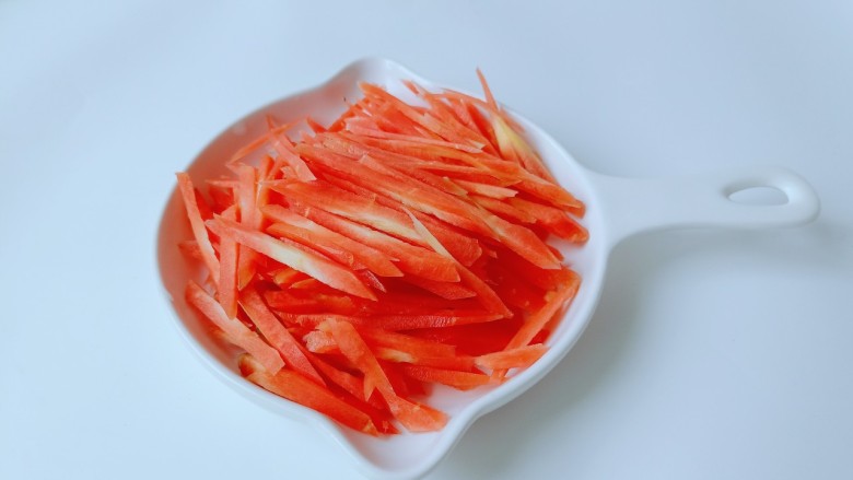 蚝油金针菇,胡萝卜削皮切薄片再叠起来切成丝。