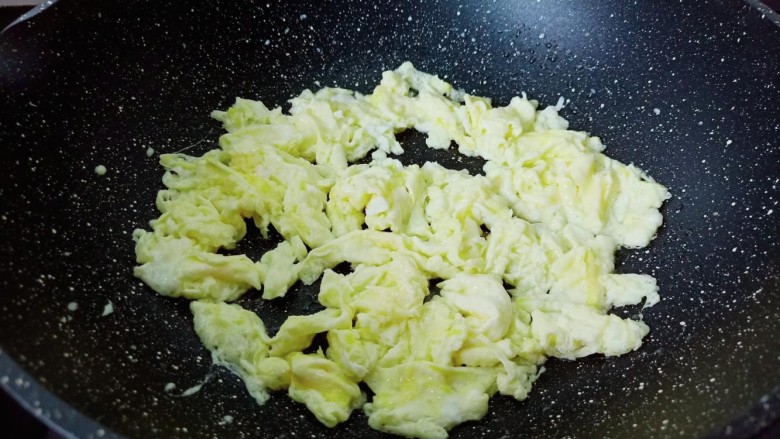 西红柿鸡蛋拌面,等蛋液差不多定型时用筷子快速搅拌成小粒。