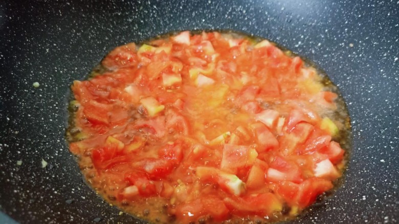 西红柿鸡蛋拌面,热锅热油下番茄炒出汤汁。