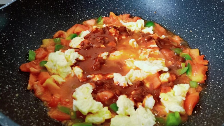 西红柿鸡蛋拌面,加入酱料。