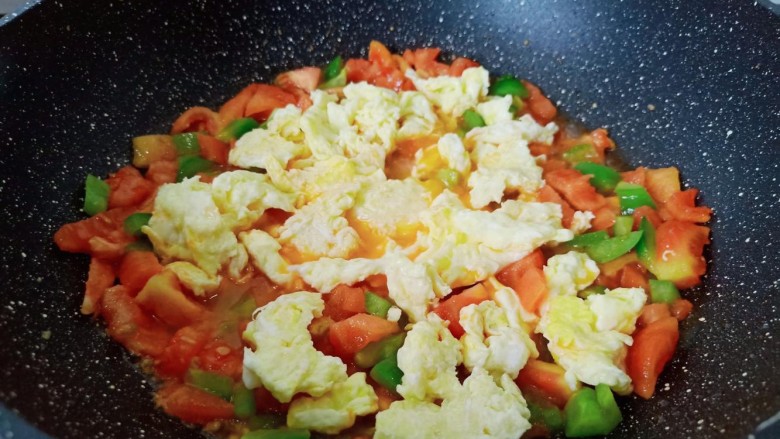 西红柿鸡蛋拌面,最后加入炒好的鸡蛋块。