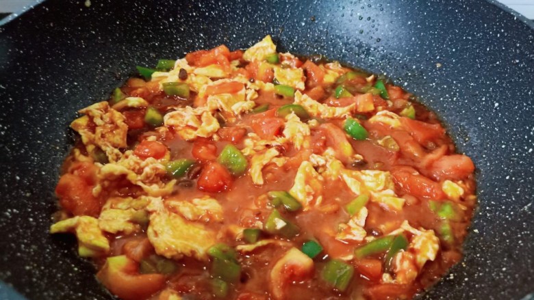 西红柿鸡蛋拌面,快速翻拌均匀煮一分钟就可以出锅了！