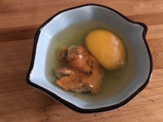 蛋黄南瓜,把咸鸭蛋黄搅散加入一个鸡蛋再搅散