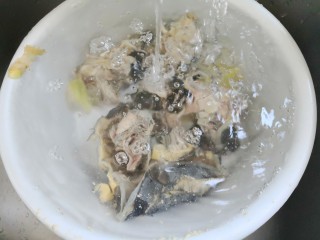 清炖甲鱼汤,捞出过凉并清洗干净