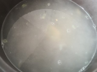 清炖甲鱼汤,放入适量的开水