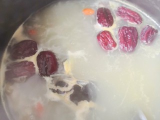 清炖甲鱼汤,调入适量的盐和白胡椒搅拌均匀即可出锅