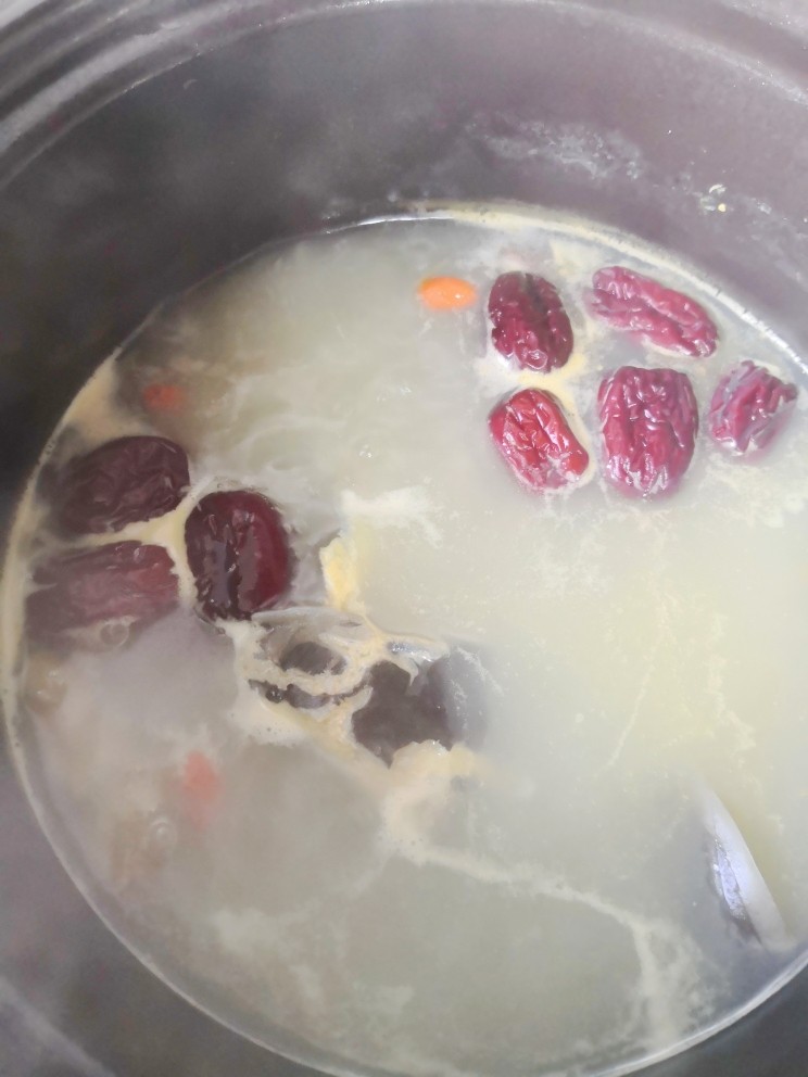 清炖甲鱼汤,调入适量的盐和白胡椒搅拌均匀即可出锅