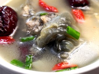 清炖甲鱼汤,撒上葱花即可享用美味了。