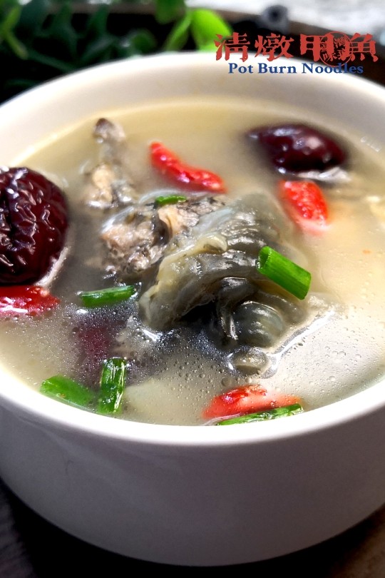 清炖甲鱼汤,撒上葱花即可享用美味了。