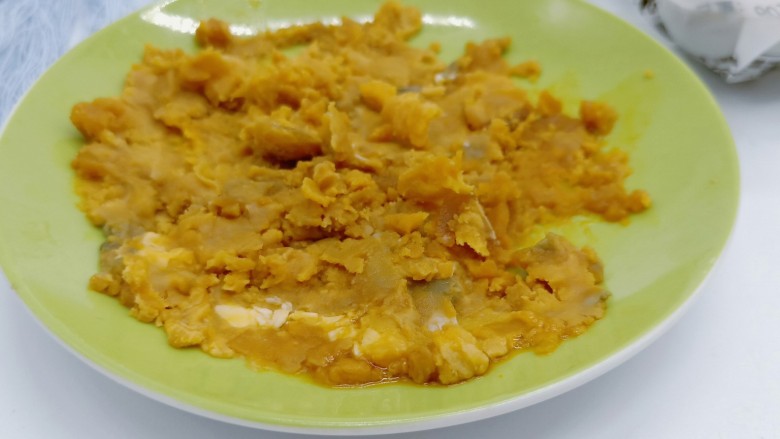 蛋黄南瓜,用勺子取蛋黄就可以，蛋白用来下饭吃，把蛋黄碾成沫。