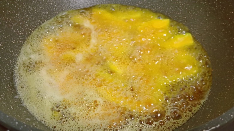 蛋黄南瓜,油温6成热，下南瓜片油炸。