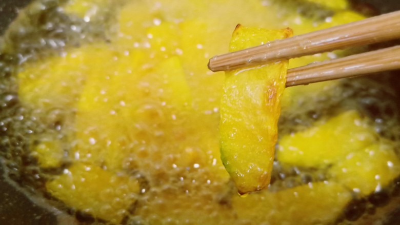 蛋黄南瓜,南瓜片炸至两面微黄即可盛盘。