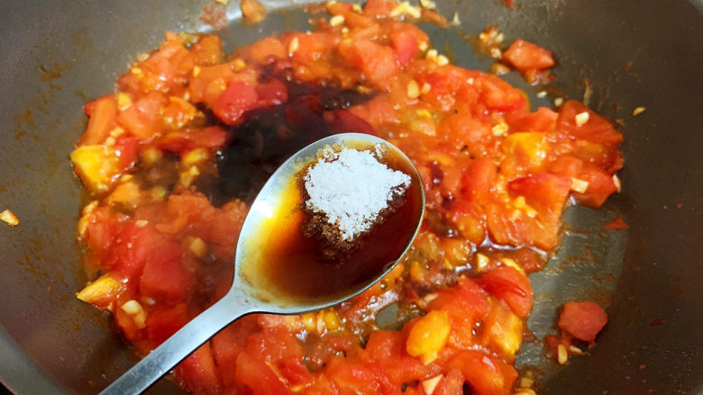 西红柿鸡蛋拌面,加入盐