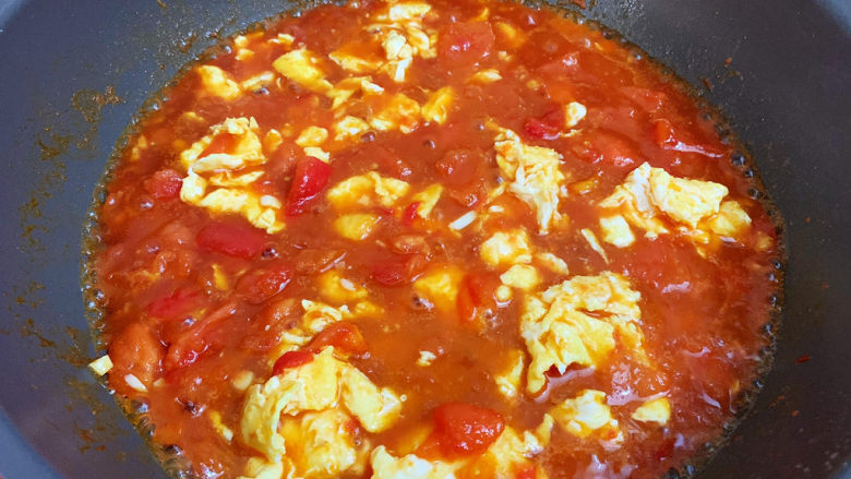 西红柿鸡蛋拌面,煮至汤汁浓稠关火