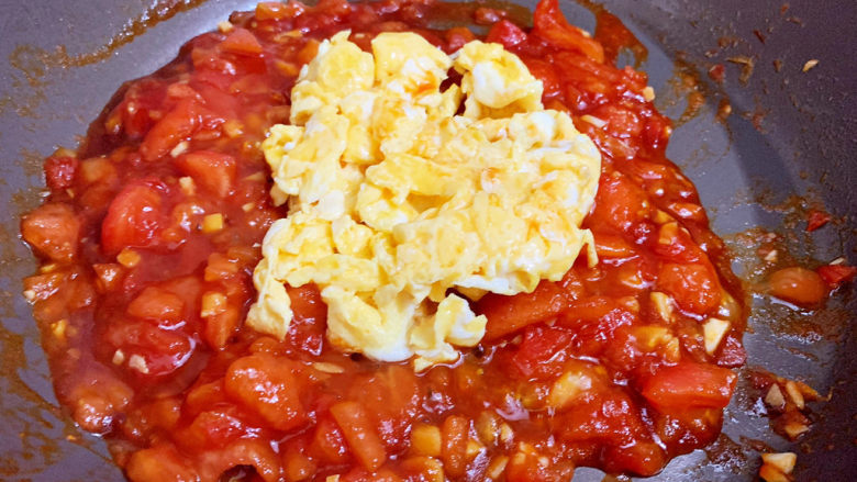 西红柿鸡蛋拌面,加入鸡蛋