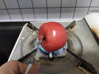西红柿面疙瘩,先把西红柿烤一下，可以轻松去皮，洗净